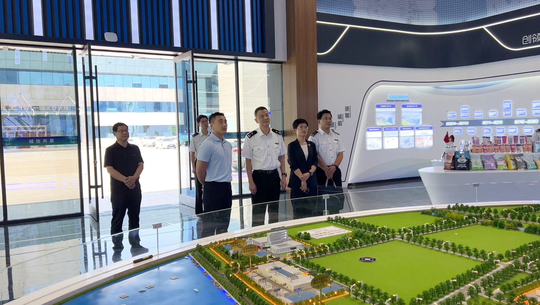 A group led by Cai Long, Secretary of the Party Committee and Chief of Weifang Customs, visited Dong